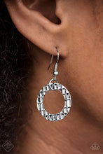 Load image into Gallery viewer, JAMMIN JUNGLE - PAPARAZZI - SILVER HAMMERED INTERLOCKING RING NECKLACE -
